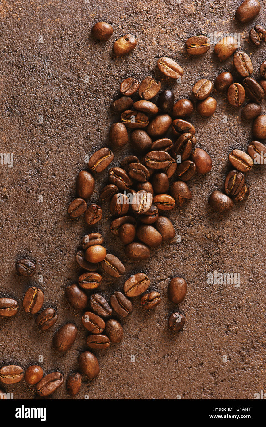 Les grains de café sur la table, brun texturé composition Vue de dessus Banque D'Images