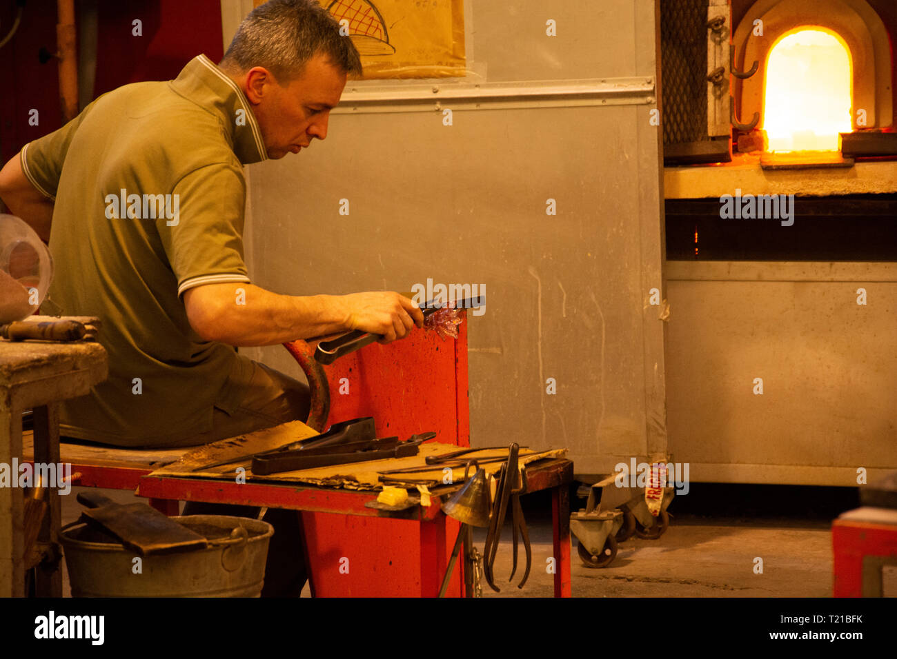 Venise, Italie. Samedi 23 mars 2019. Un Maître Artisan façonne le verre en verre Murrano Factory . Banque D'Images