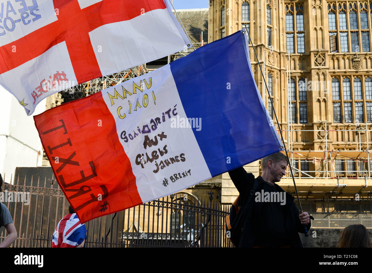 Londres, Royaume-Uni. 29 mars, 2019. Suporter du français 'anti-UE Gilet jaune en face de démontrer le mouvement des Chambres du Parlement, le jour où le Royaume-Uni était censée être la sortie de l'UE. Crédit : Thomas Krych/Alamy Live News. Banque D'Images