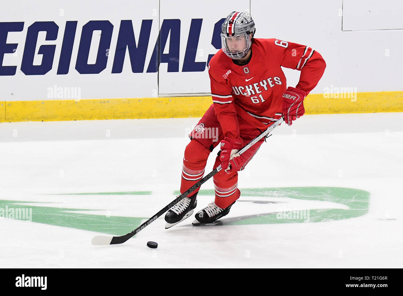 29 mars 2019 le défenseur de l'Ohio State Buckeyes Grant Gabriele (61) patins avec la rondelle dans la deuxième période de la NCAA Men's Hockey West Regional match de demi-finale entre l'Ohio State Buckeyes et les Pionniers à Denver Scheels Arena, Fargo, ND. Photo par Russell Hons/CSM Banque D'Images