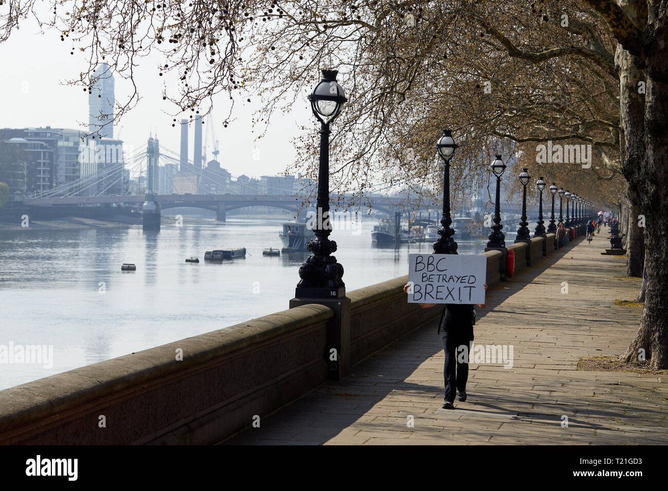 Londres, Royaume-Uni. - Le 29 mars 2019 : Un protestataire, critique de la BBC, la couverture des Brexit, marchant au Parlement le jour où le Royaume-Uni devraient avoir quitté l'UE. Crédit : Kevin J. Frost/Alamy Live News Banque D'Images