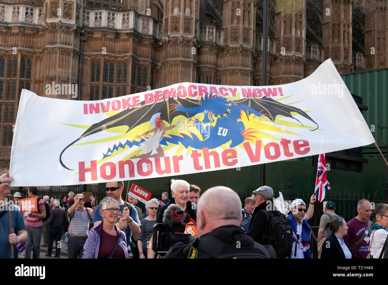 Rassemblement de manifestants devant les Maisons du Parlement pour manifester contre le retard à Brexit le jour où le Royaume-Uni devraient avoir quitté l'UE Banque D'Images