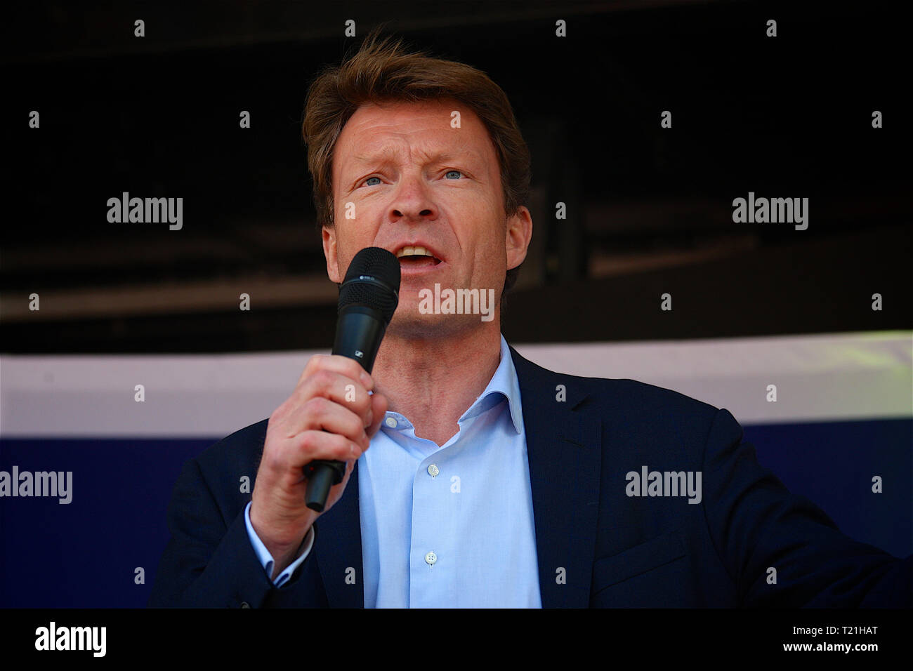 Londres, Royaume-Uni.29 mars 2019.Leave signifie Leave Leave Brexit Campaign Rally à Westminster Londres UK le 29 mars 2019,C'est la date à laquelle le Royaume-Uni a été censé quitter l'UE Richard James Sunley Tice (né le 13 septembre 1964) est un homme d'affaires et un homme politique britannique qui est leader de la réforme du Royaume-Uni depuis le 6 mars 2021.Tice a été chef de la direction du groupe immobilier CLS Holdings de 2010 à 2014, après quoi il est devenu chef de la direction du groupe de gestion d'actifs immobiliers Quidnet Capital LLP.Il a été fondateur et co-président du groupe de campagne pro-Brexit.Crédit : Rupert Rivett/Alay Live News Banque D'Images