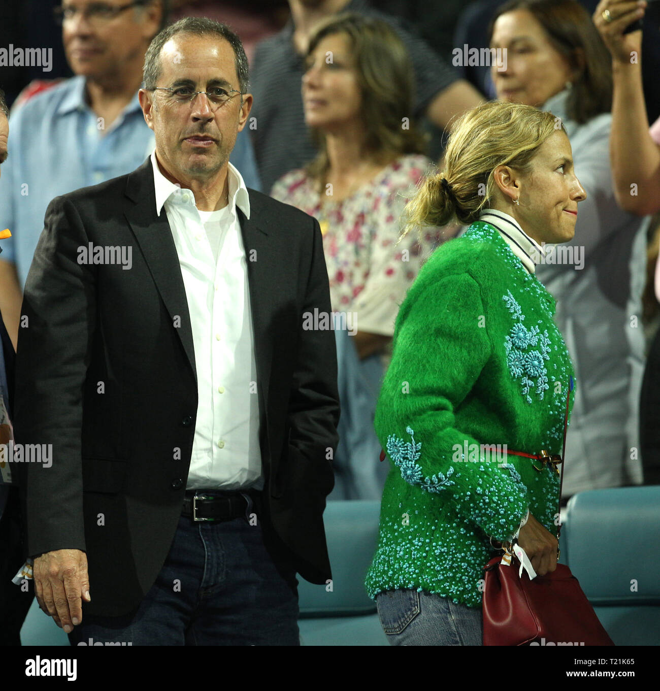 MIAMI Gardens, Floride - le 29 mars : comédien Jerry Seinfeld et sa femme Jessica Seinfeld regardez sur pendant le match entre Roger Federer de la Suisse contre Denis Shapovalov du Canada pendant 12 jours de l'Open de Miami présenté par Itau au Hard Rock Stadium le 29 mars 2019 à Miami Gardens, Florida People : Jerry Seinfeld, Jessica Seinfeld Banque D'Images