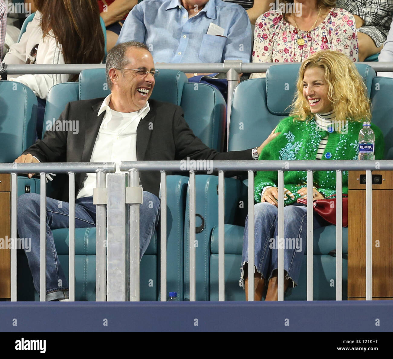 MIAMI Gardens, Floride - le 29 mars : comédien Jerry Seinfeld et sa femme Jessica Seinfeld regardez sur pendant le match entre Roger Federer de la Suisse contre Denis Shapovalov du Canada pendant 12 jours de l'Open de Miami présenté par Itau au Hard Rock Stadium le 29 mars 2019 à Miami Gardens, Florida People : Jerry Seinfeld, Jessica Seinfeld Banque D'Images