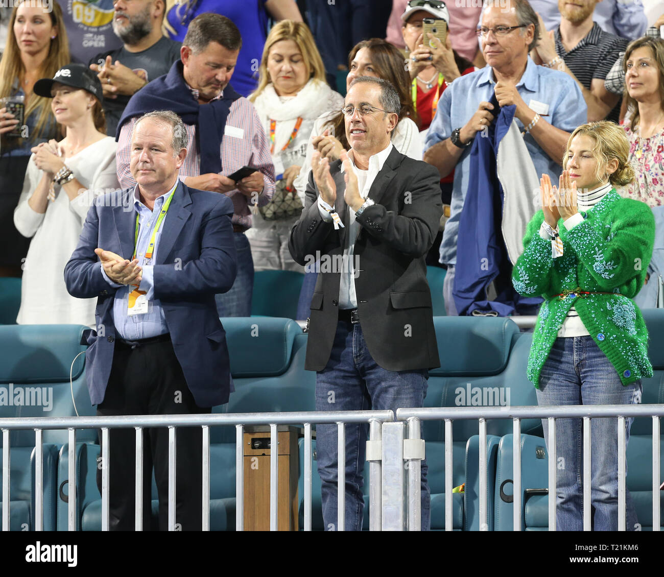 MIAMI Gardens, Floride - le 29 mars : comédien Jerry Seinfeld et sa femme Jessica Seinfeld regardez sur pendant le match entre Roger Federer de la Suisse contre Denis Shapovalov du Canada pendant 12 jours de l'Open de Miami présenté par Itau au Hard Rock Stadium le 29 mars 2019 à Miami Gardens, Florida People : Jerry Seinfeld, Jessica Seinfeld Banque D'Images