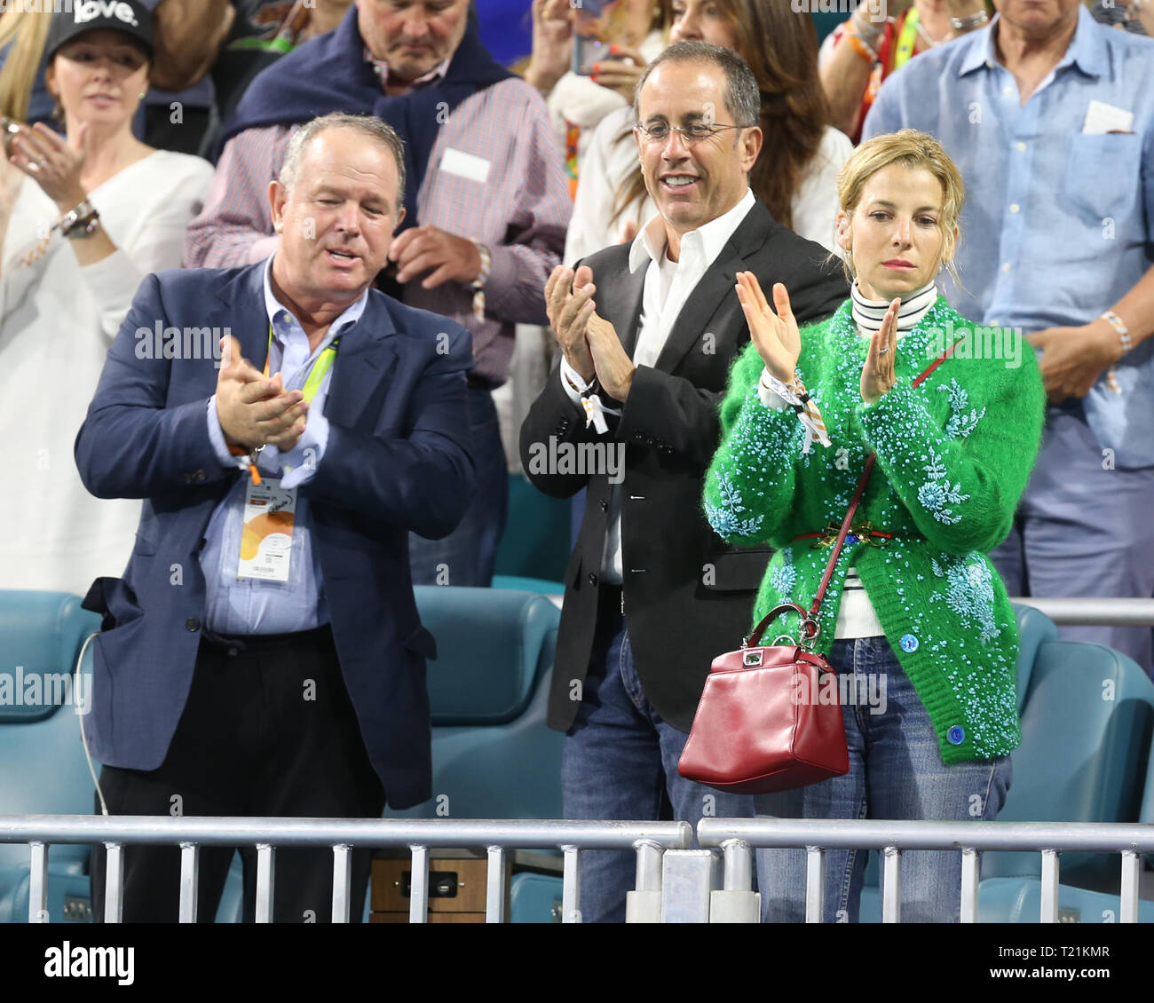 MIAMI Gardens, Floride - le 29 mars : comédien Jerry Seinfeld et sa femme Jessica Seinfeld regardez sur pendant le match entre Roger Federer de la Suisse contre Denis Shapovalov du Canada pendant 12 jours de l'Open de Miami présenté par Itau au Hard Rock Stadium le 29 mars 2019 à Miami Gardens, Florida People : Jerry Seinfeld, Jessica Seinfeld Banque D'Images