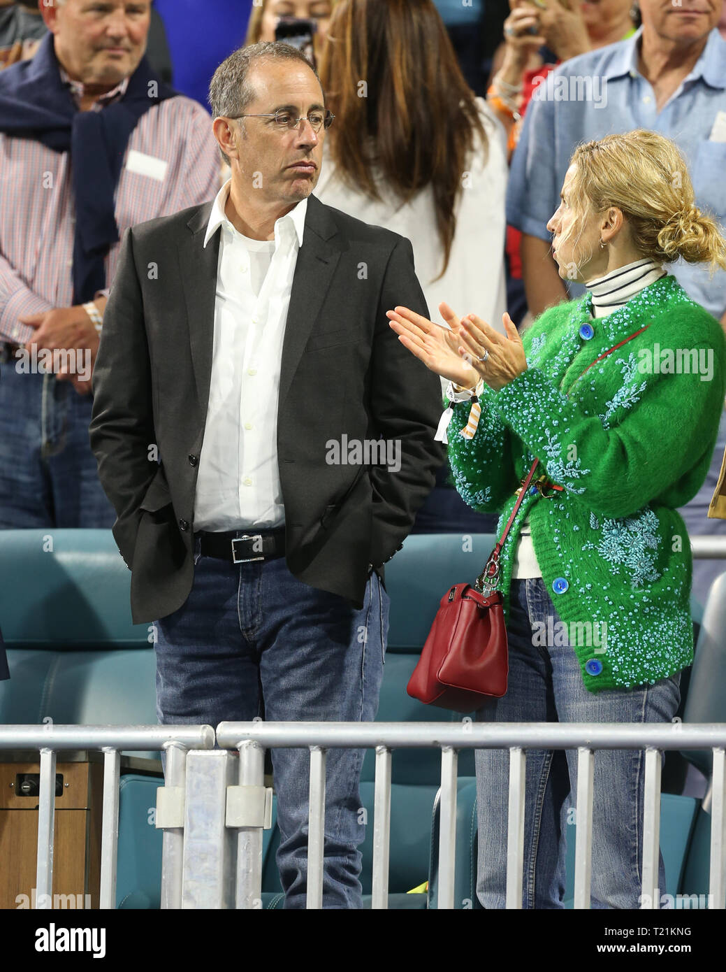 MIAMI Gardens, Floride - le 29 mars : comédien Jerry Seinfeld et sa femme Jessica Seinfeld regardez sur pendant le match entre Roger Federer de la Suisse contre Denis Shapovalov du Canada pendant 12 jours de l'Open de Miami présenté par Itau au Hard Rock Stadium le 29 mars 2019 à Miami Gardens, Florida People : Jerry Seinfeld, Jessica Seinfeld Banque D'Images