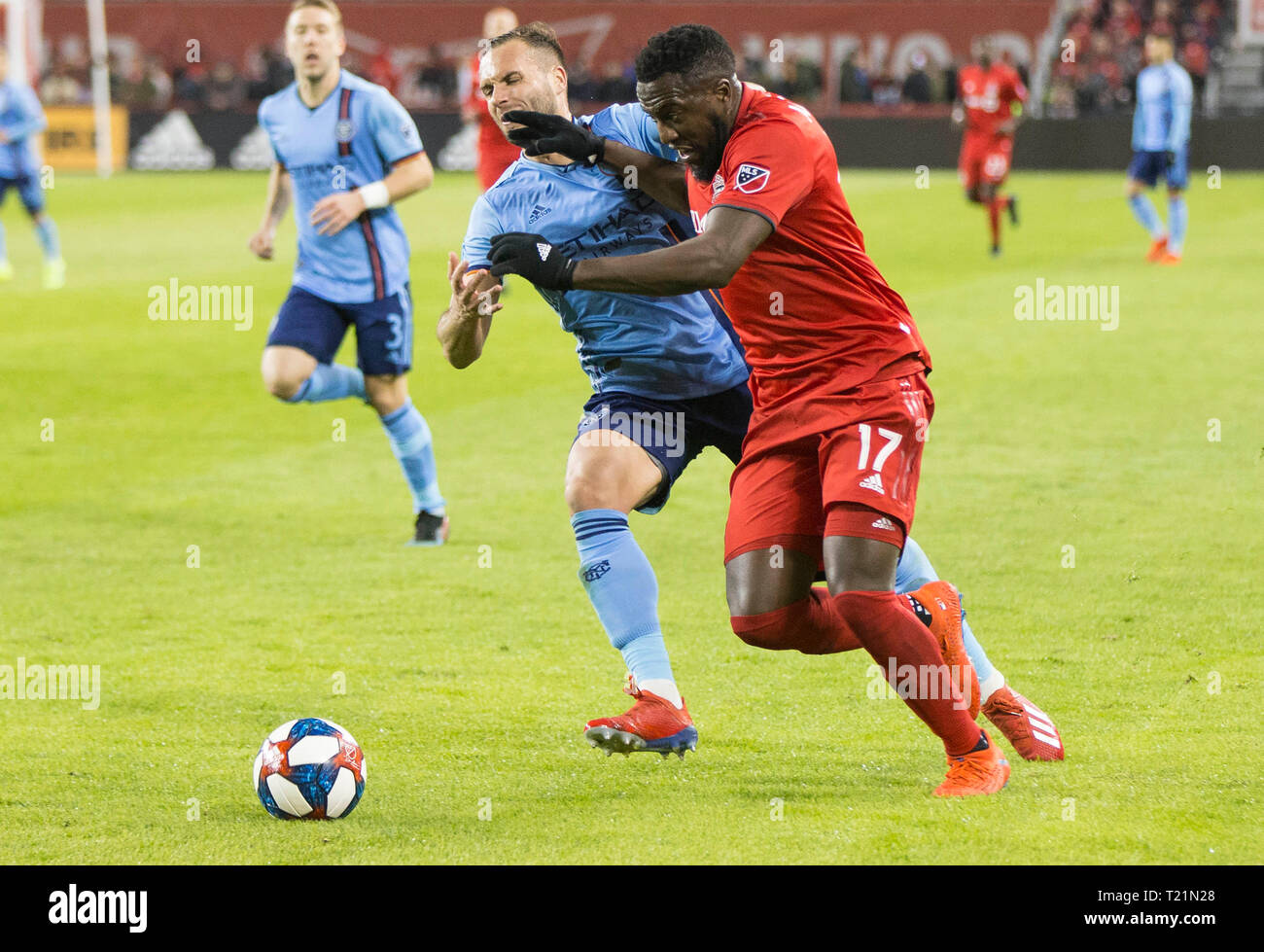 Toronto, Canada. Mar 29, 2019. L'UNICEF demande (R) de Toronto FC rivalise avec Maxime Chanot de New York City FC 2019 au cours de la Major League Soccer (MLS) correspondent au BMO Field à Toronto, Canada, le 29 mars 2019. Le Toronto FC a gagné 4-0. Credit : Zou Zheng/Xinhua/Alamy Live News Banque D'Images