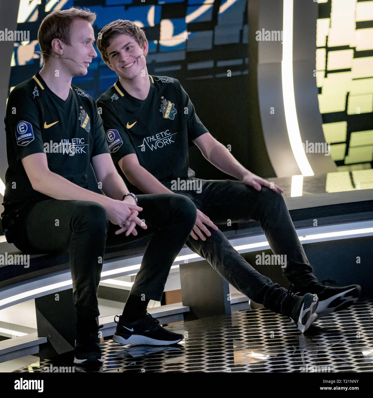 Stockholm, Suède.. 29 mars, 2019. eAllsvenskan 2 ronde d'un tournoi FIFA19 créé par Svensk Elitfotboll et Dreamhack. Lukas et Rasmus profitant de la soirée remportant plus Malmš au deuxième tour. Crédit : Daniel Bengtsson/Alamy Live News Banque D'Images