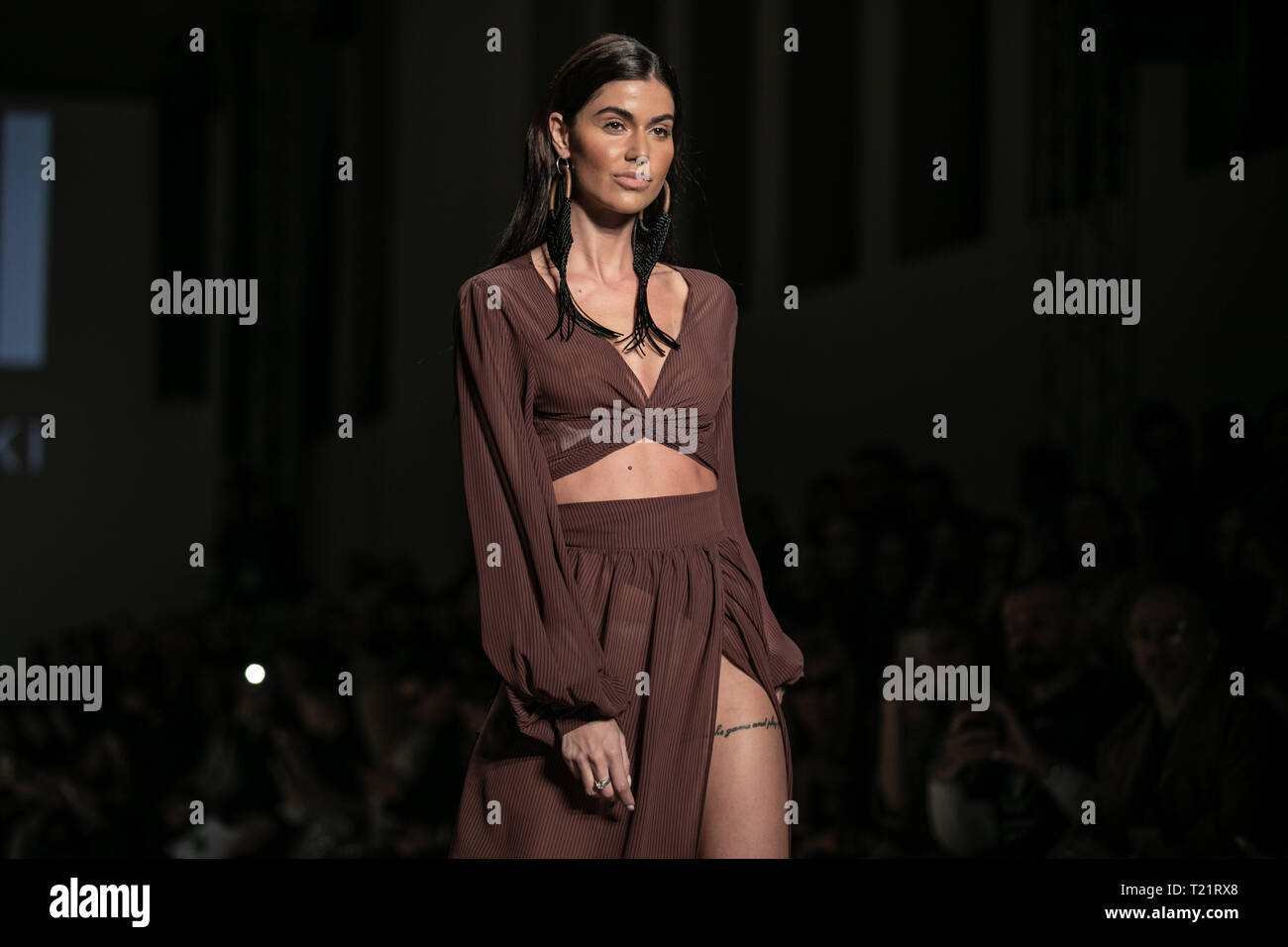 (190330) -- Athènes, 30 mars 2019 (Xinhua) -- Un modèle présente une création de la marque de mode grec 'EMCI' pendant la semaine Athens Xclusive Designers à Athènes, Grèce, le 29 mars 2019. L'Athens Xclusive Designers semaine durera jusqu'au 2 avril. (Xinhua/Partsalis Lefteris) Banque D'Images