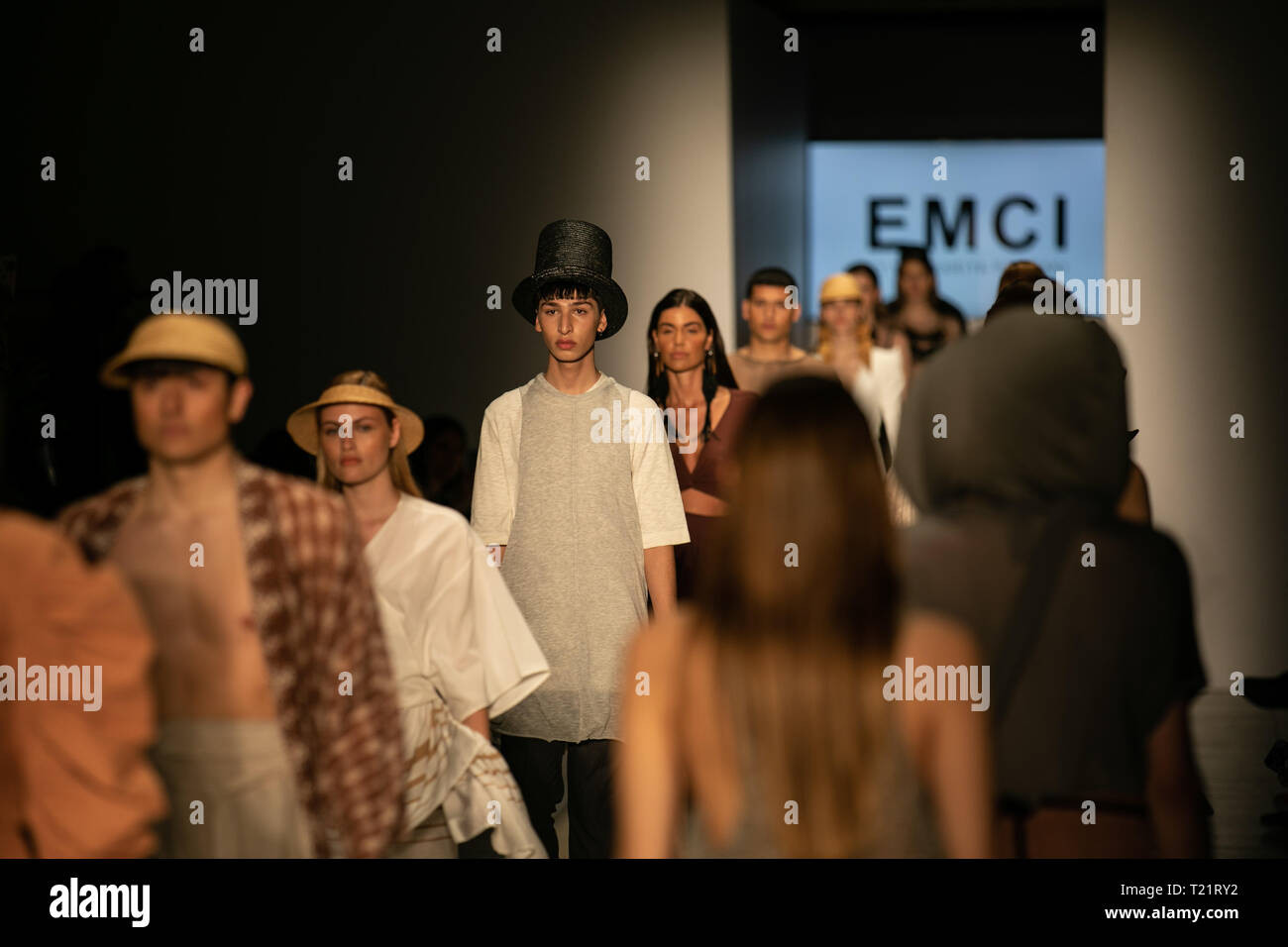 (190330) -- Athènes, 30 mars 2019 (Xinhua) -- présenter les modèles de créations de la marque de mode grec 'EMCI' pendant la semaine Athens Xclusive Designers à Athènes, Grèce, le 29 mars 2019. L'Athens Xclusive Designers semaine durera jusqu'au 2 avril. (Xinhua/Partsalis Lefteris) Banque D'Images
