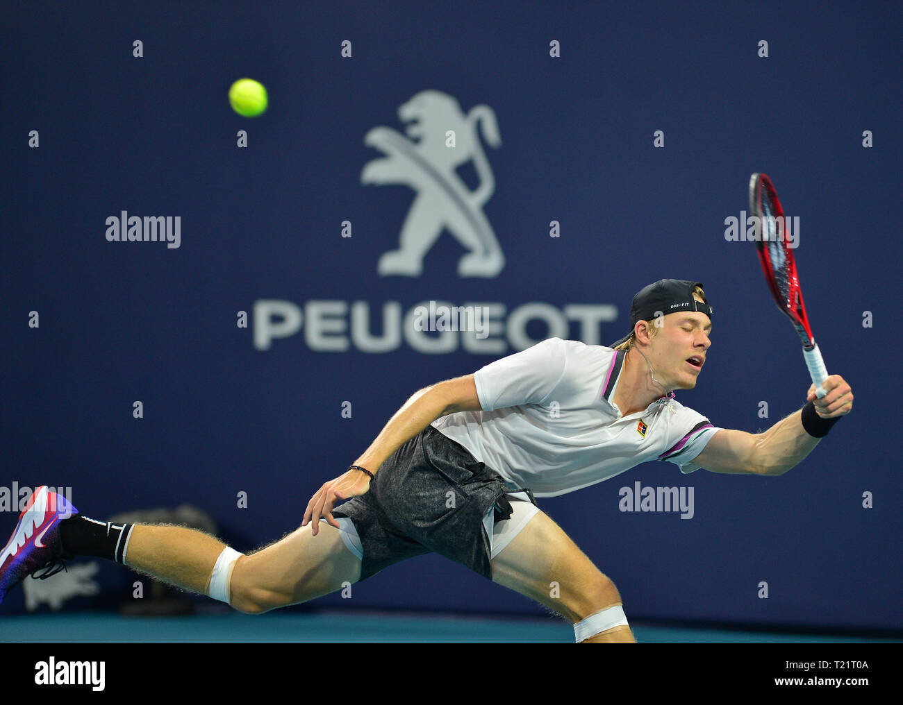 Jardins de Miami en Floride, USA. Mar 29, 2019. Denis Shapovalov du Canada en action contre la Suisse de Roger Federer en action contre lors d'un match de demi-finale à l'Open de Miami à l'Itau présentée par Hardrock Stadium le 29 mars 2019 à Miami Gardens, en Floride. R.Federer a gagné 6-2, 6-4 Credit : Mpi10/media/Alamy Punch Live News Crédit : MediaPunch Inc/Alamy Live News Banque D'Images