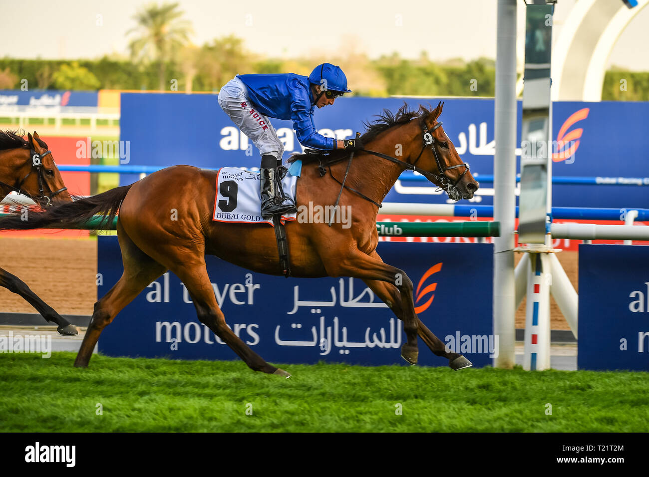 Dubaï, Émirats arabes unis. 30 mars 2019. Compteur croix monté par jockey William Buick remporte la Coupe d'or de Dubaï à Meydan. Le cheval est la propriété Godolphin formés par Charlie Appleby Crédit : Feroz Khan/Alamy Live News Crédit : Feroz Khan/Alamy Live News Banque D'Images