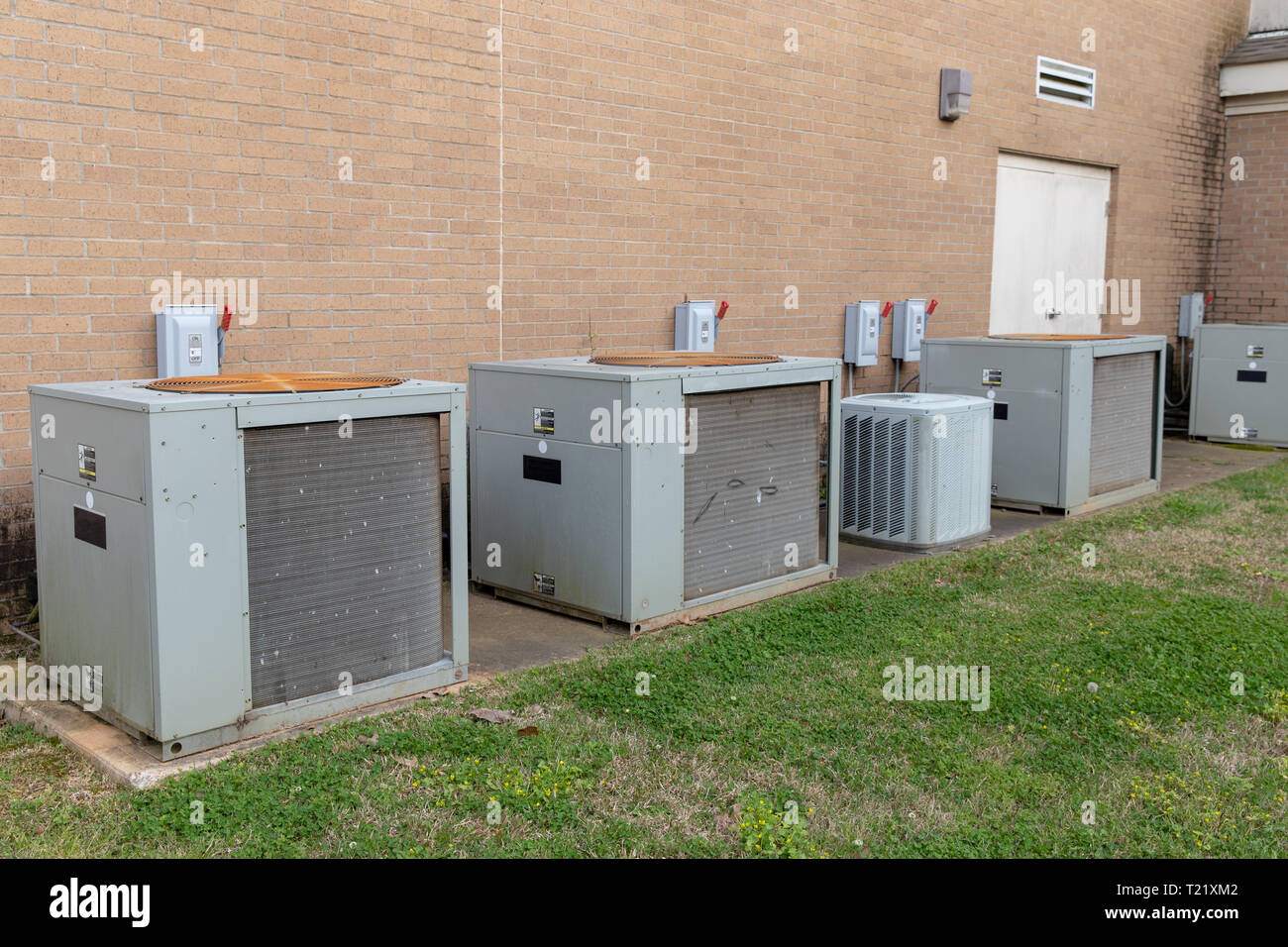 Les compresseurs de climatisation commerciale à l'extérieur du bâtiment en brique Banque D'Images