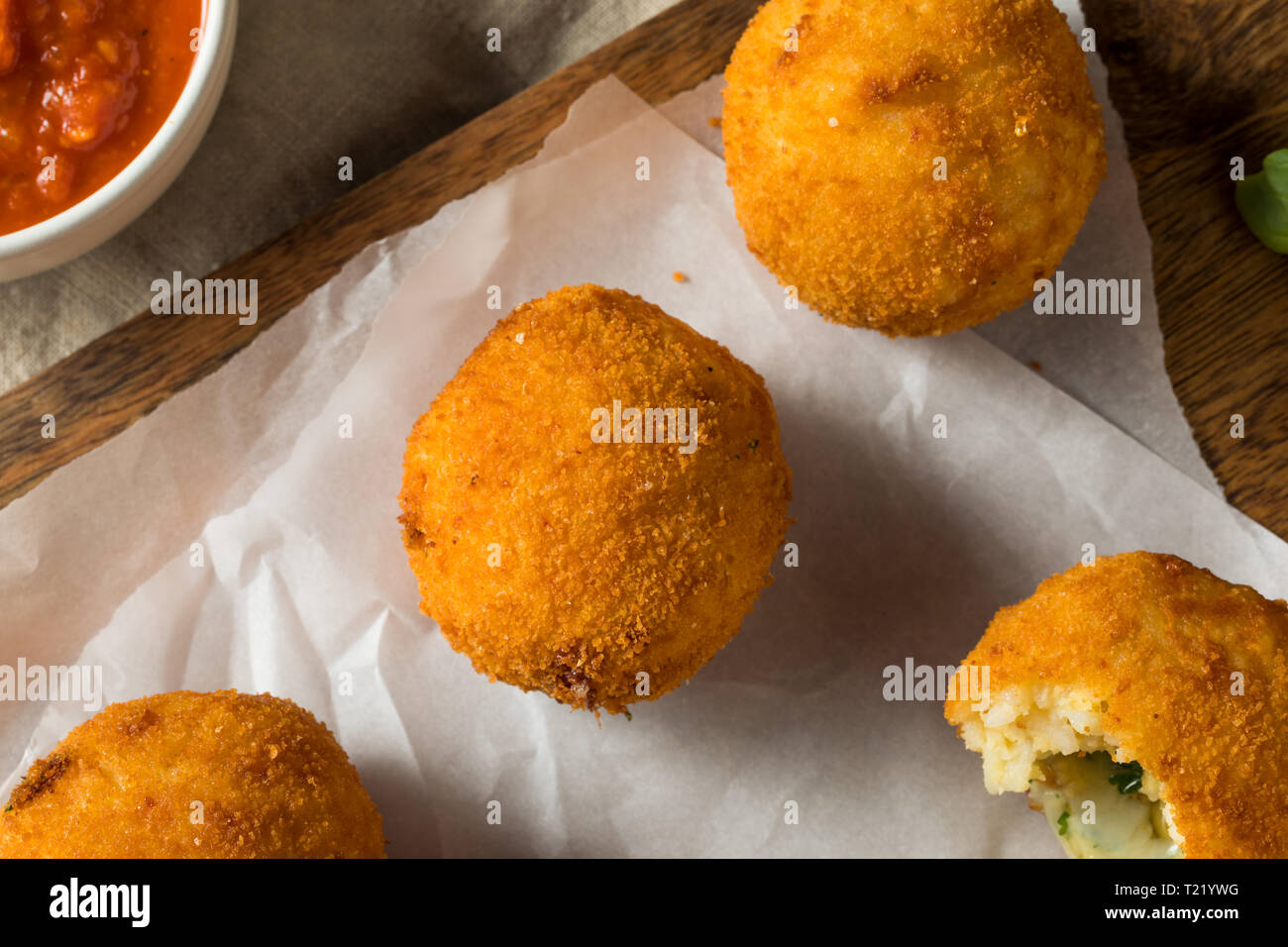 Frites maison Arancini Risotto au basilic et Marinara Banque D'Images