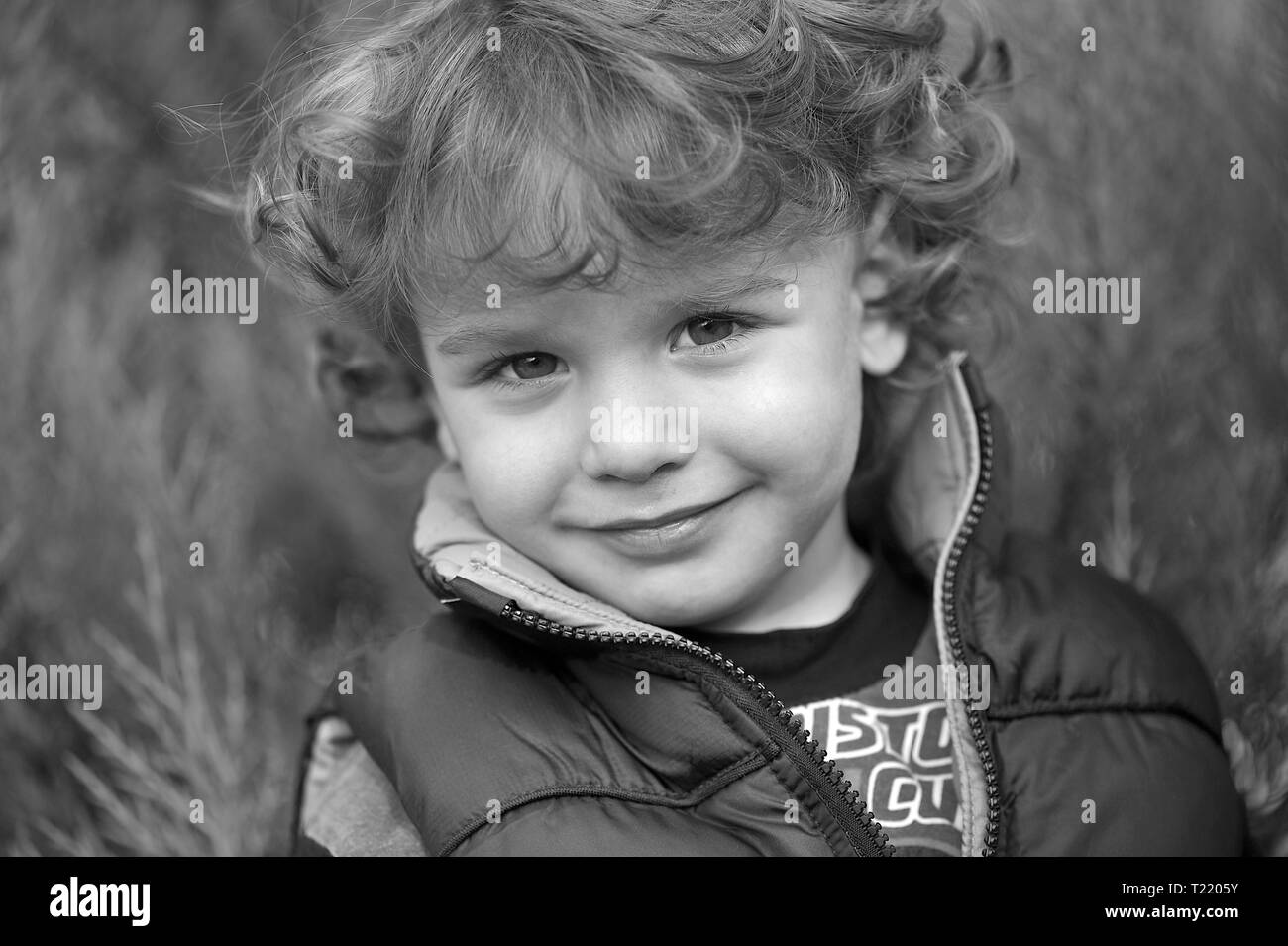 Portrait de bébé en noir et blanc avec des cheveux bouclés Banque D'Images