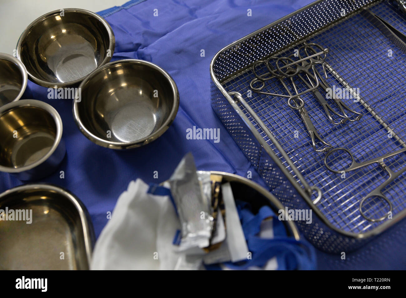 Le matériel chirurgical sur une table en salle d'opération Banque D'Images