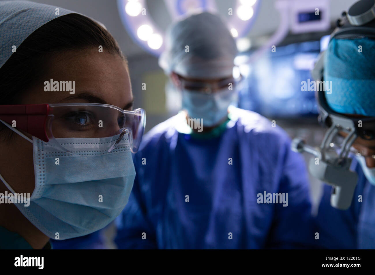 Chirurgiens en salle d'opération pendant la chirurgie Banque D'Images