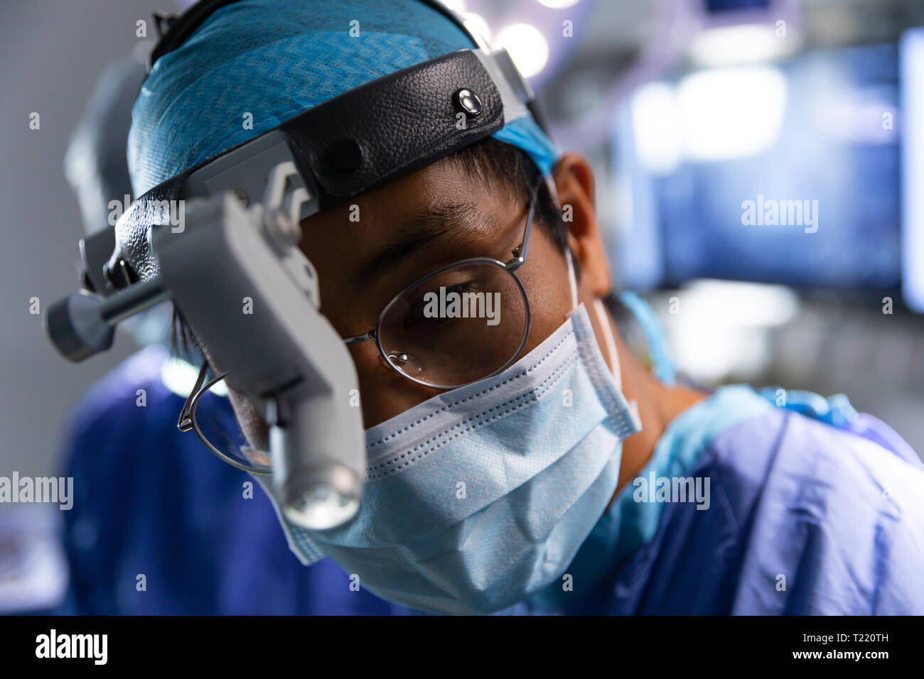 Chirurgien en salle d'opération pendant la chirurgie Banque D'Images