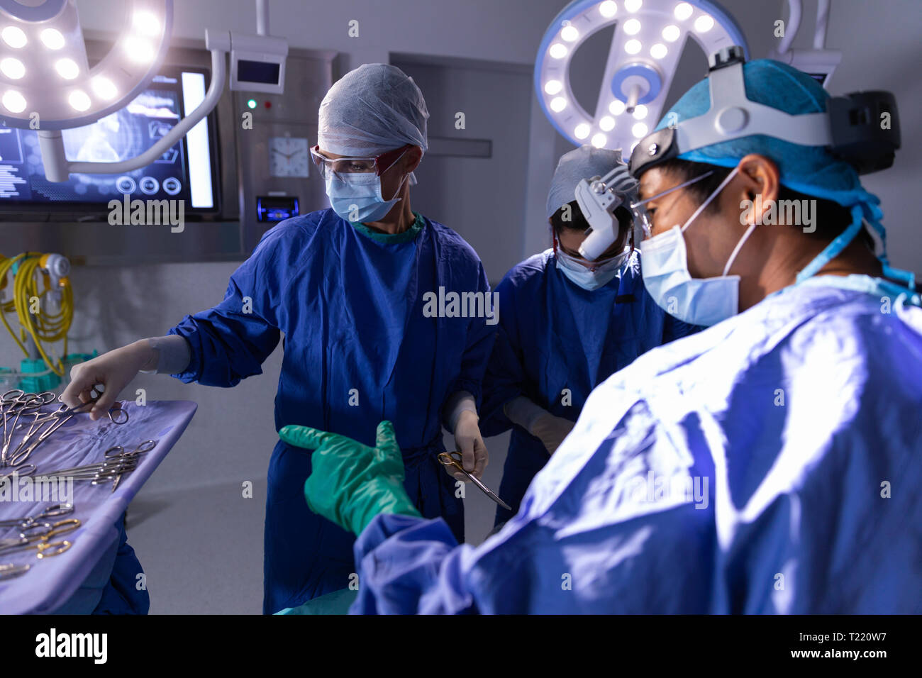 Chirurgiens en salle d'opération pendant la chirurgie à l'hôpital Banque D'Images