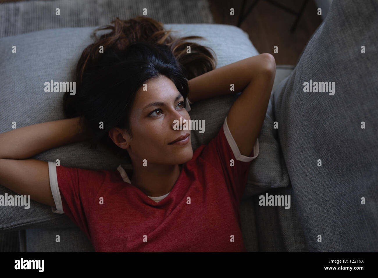 Beautiful woman relaxing on sofa at home Banque D'Images