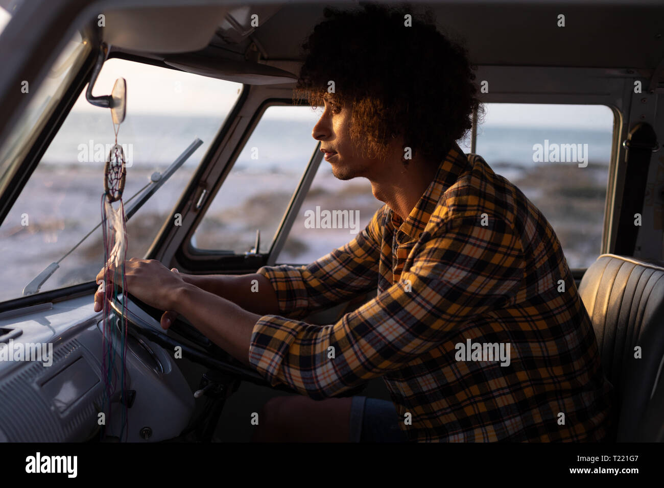 Race mixte homme conduisant un camping-car at beach Banque D'Images