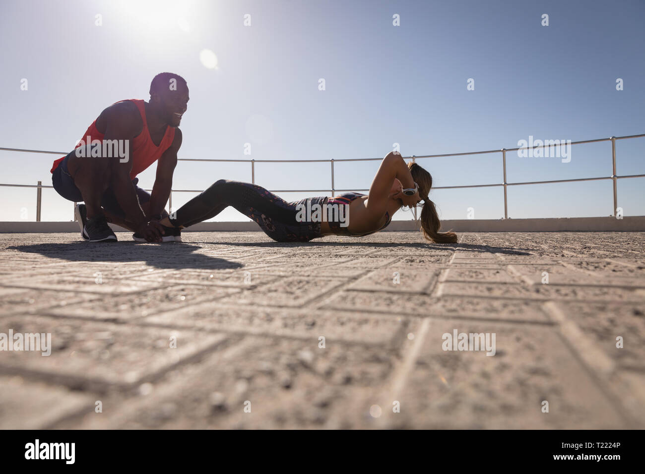 Homme Femme pour aider l'exercice de calcul Banque D'Images