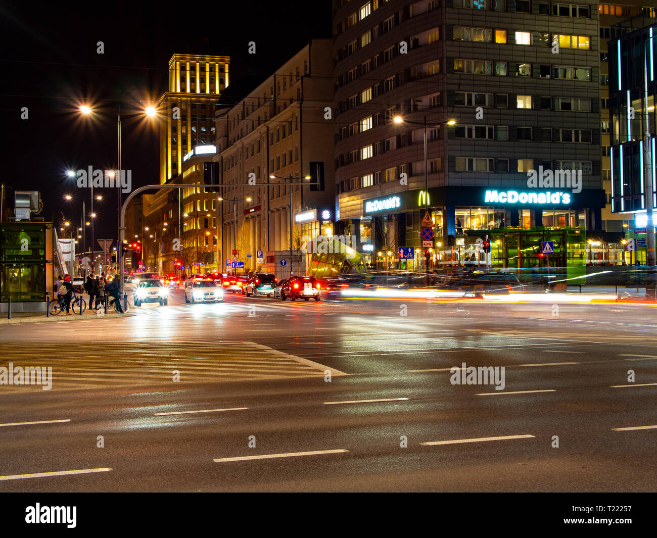 Rue de Varsovie dans la nuit. Rue Swietokrzyska, Varsovie, Pologne. Vue sur la rue la nuit. Carrefour, avec des voitures en attente sur des feux de circulation. L'éclairage de rue, highl Banque D'Images