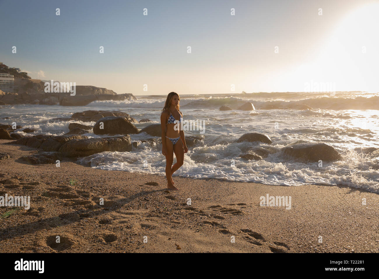 Belle femme au pied d'une journée ensoleillée sur la plage Banque D'Images