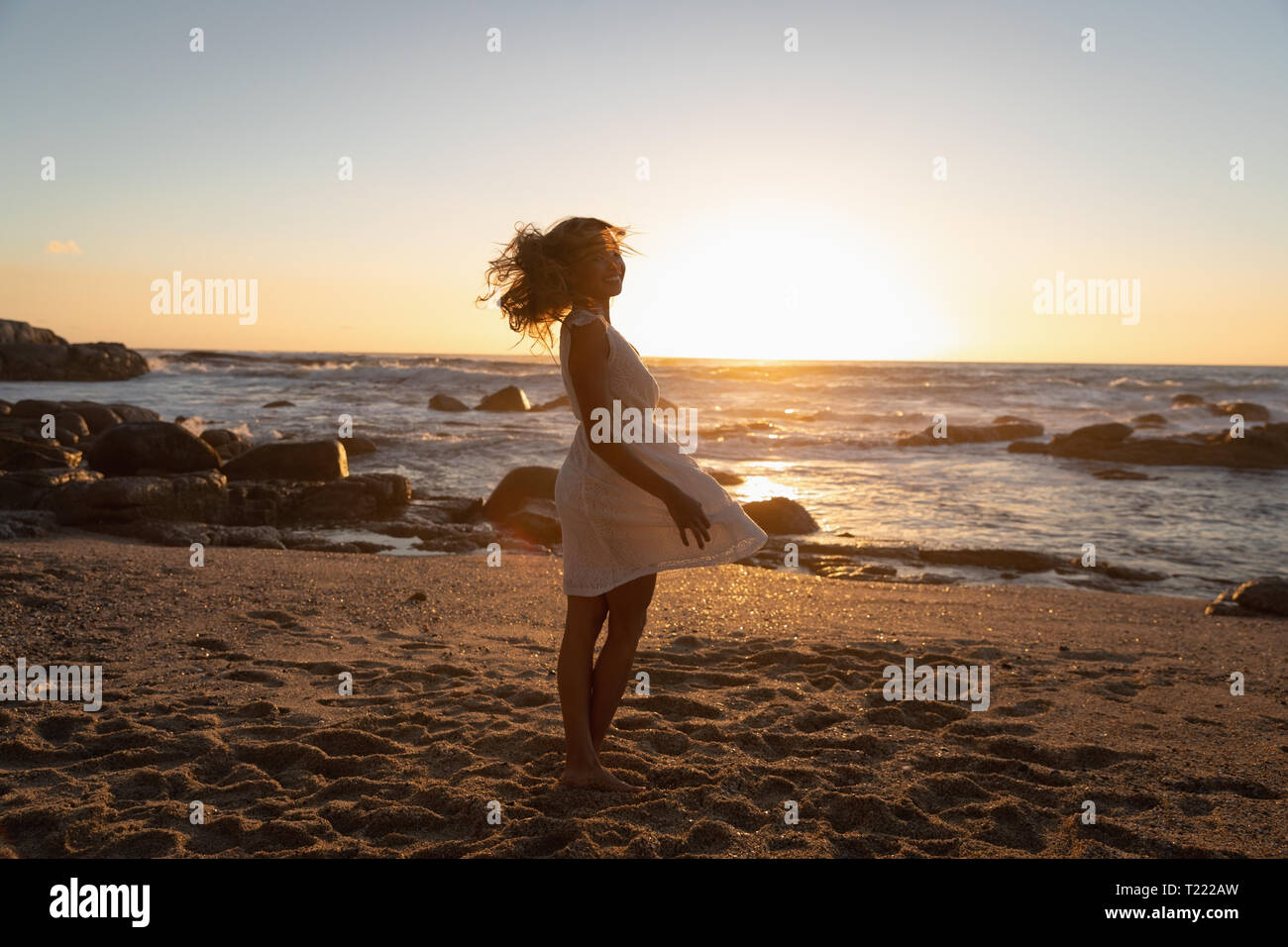 Belle femme en profitant d'une journée ensoleillée sur la plage Banque D'Images