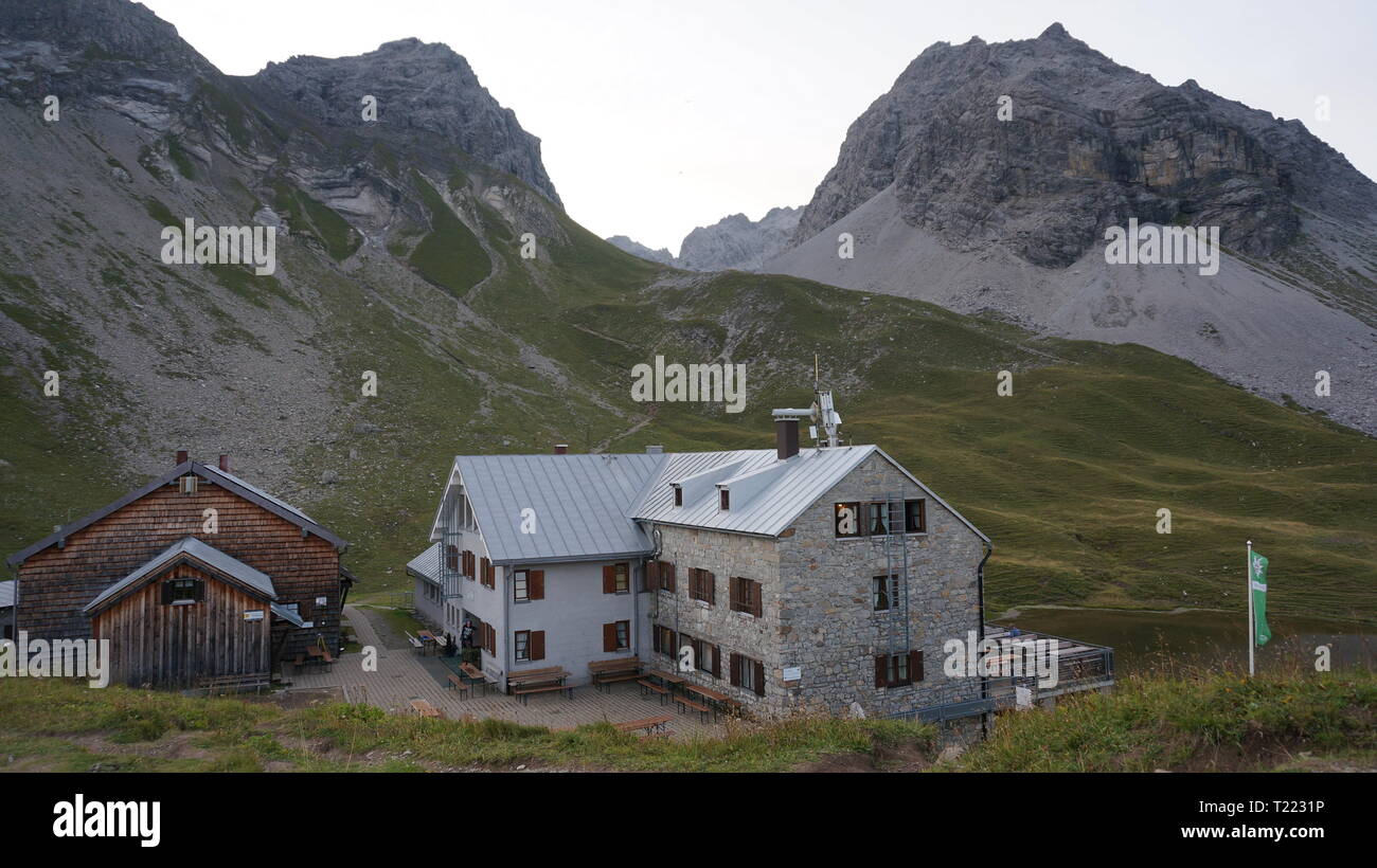 Refuge de montagne. Cabine avec solitaire d'une chaîne de montagnes en arrière-plan, Allemagne Banque D'Images