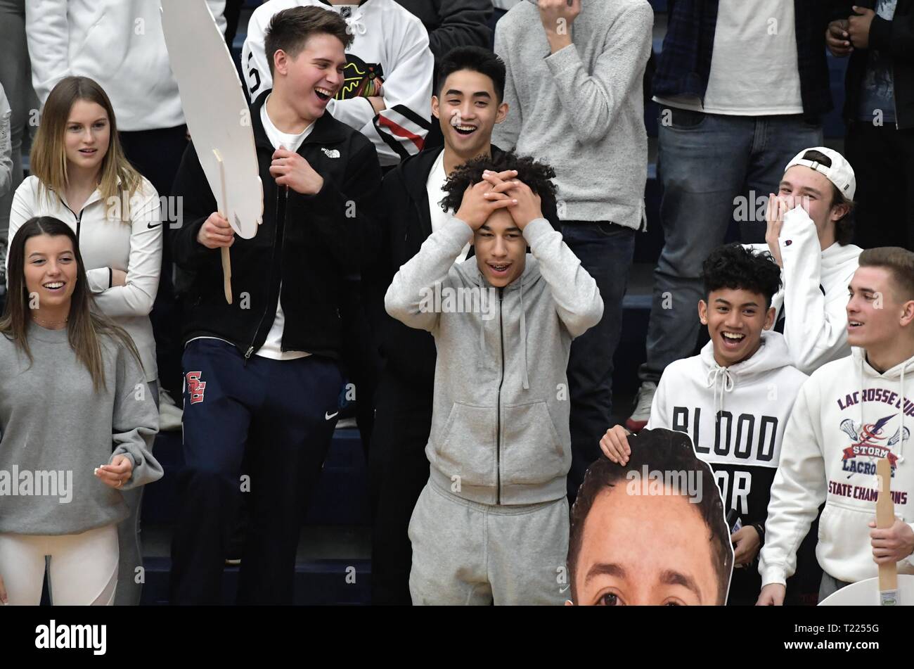 Les étudiants dans la section des élèves de la salle de sport sièges réagir aux événements survenus à la cour. USA. Banque D'Images