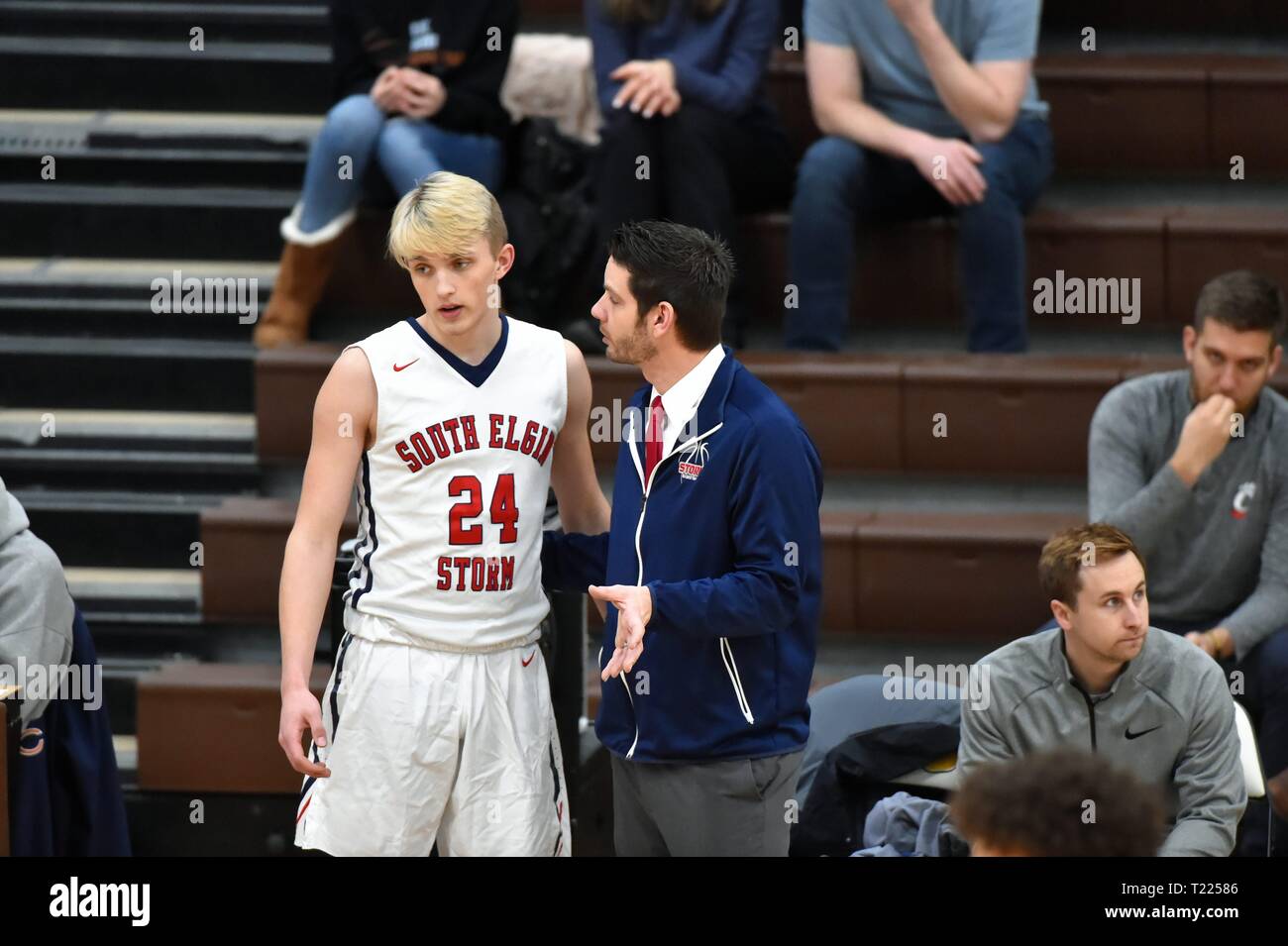 Coach l'apprentissage à un joueur juste après qu'il a été retiré du jeu. USA. Banque D'Images