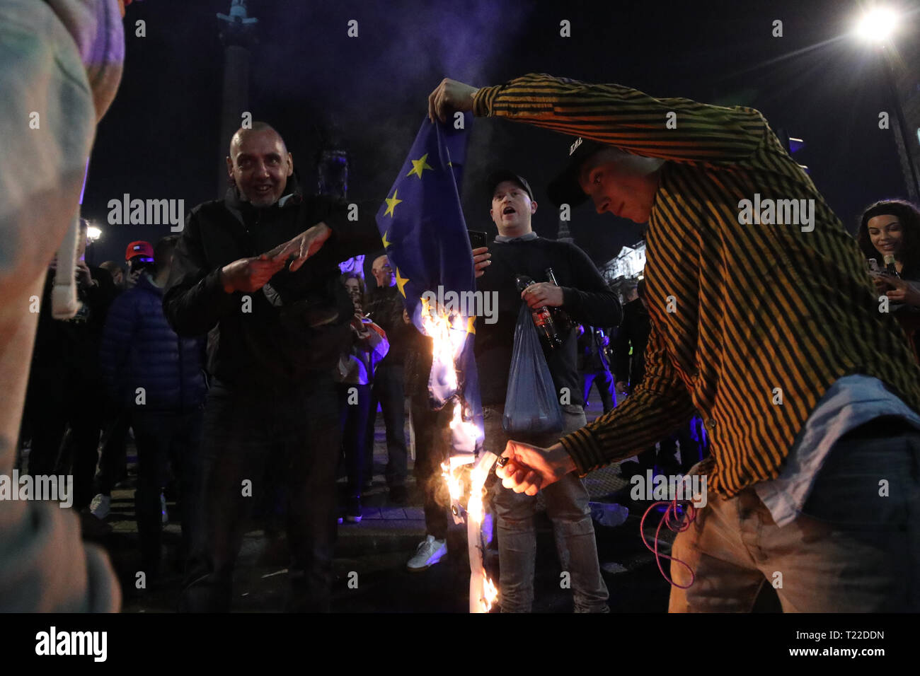 Pro-Brexit partisans brûler un drapeau de l'UE près de Trafalgar Square, au centre de Londres, à la suite du congé de mars de protestation. Banque D'Images