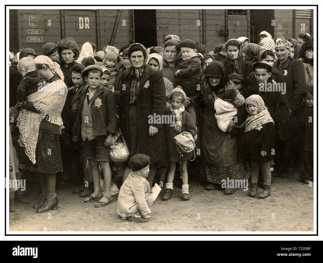 Arrivées au camp d'Auschwitz-Birkenau. Image poignante de femmes et enfants portant des étoiles jaunes désignés Nazi arrivant par manque des bétaillères à Auschwitz-Birkenau, a WW2 allemand nazi de concentration et camp d'Extermination. Des enfants juifs ont été le plus grand groupe de personnes déportées au camp avec des adultes, début 1942, dans le cadre de la "solution finale de la question juive" (l'ensemble de la destruction de la population juive de l'Europe. Camp de concentration d'Auschwitz était dans un réseau de camps d'extermination nazis exploité par le Troisième Reich en zones annexées par l'Allemagne nazie pendant la Seconde Guerre mondiale. Banque D'Images