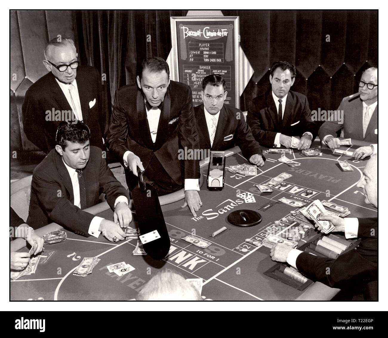 Las Vegas 1950's Frank Sinatra dans la veste de dîner de cravate noire formelle, dans la situation de jeu promotionnel traitant baccarat dans le Sands Casino, Las Vegas, novembre 1959 Sands Casino Las Vegas Nevada USA Banque D'Images