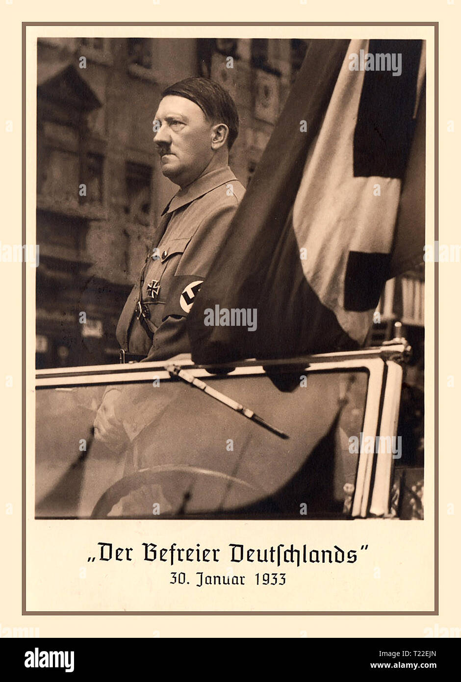 Adolf Hitler Vintage Janvier 1933 L'Allemagne nazie Carte Postale de propagande d'Adolph Hitler debout dans voiture ouverte avec brassard à croix gammée et du drapeau 'le libérateur de l'Allemagne' nouveau chancelier de l'Allemagne Banque D'Images