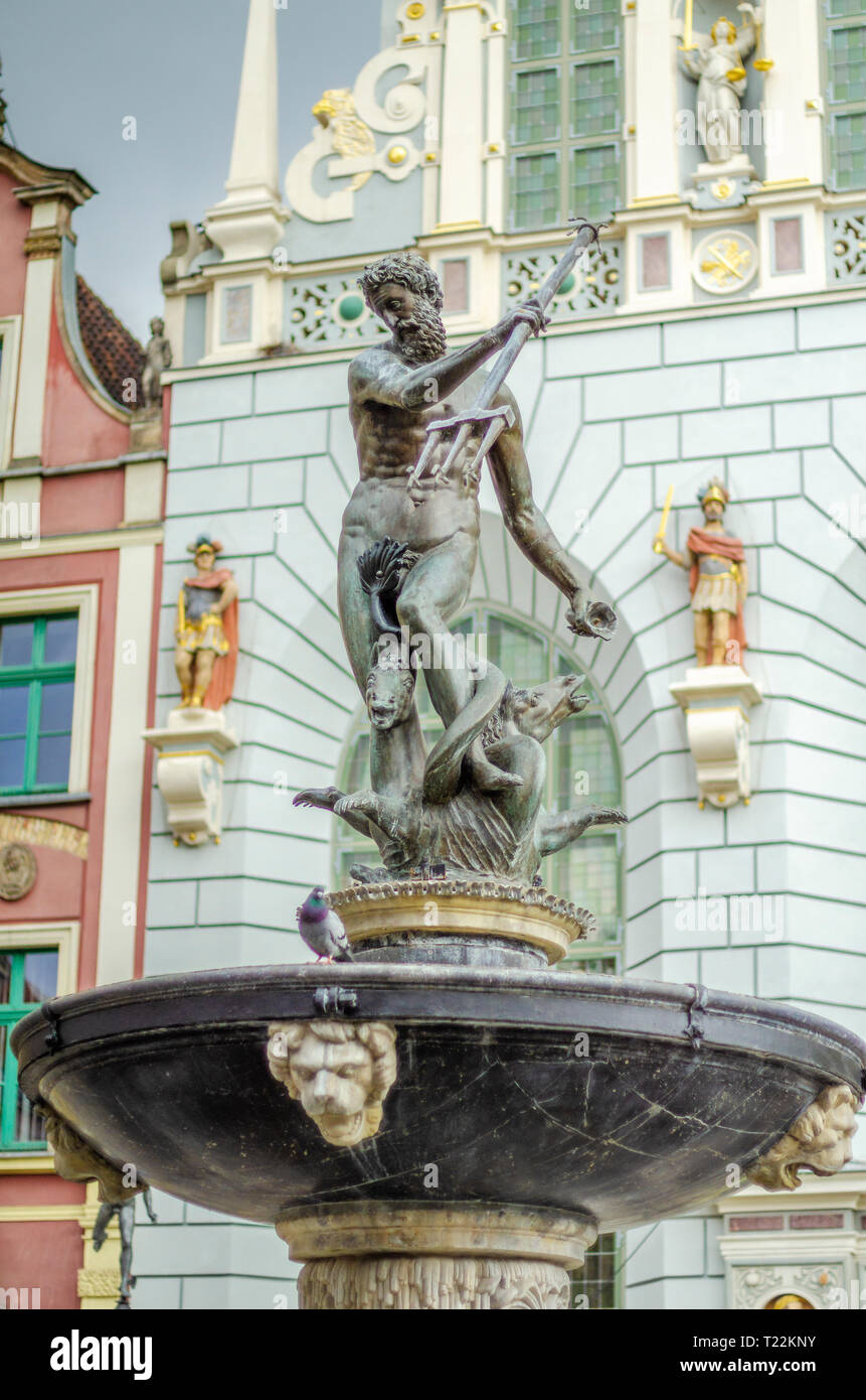 Fontaine de Neptune historique sur marché dans la vieille ville de Gdansk, Pologne Banque D'Images