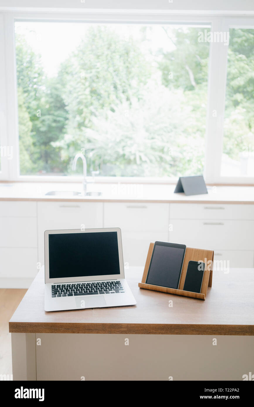 Les appareils numériques sur un bloc de cuisine Banque D'Images