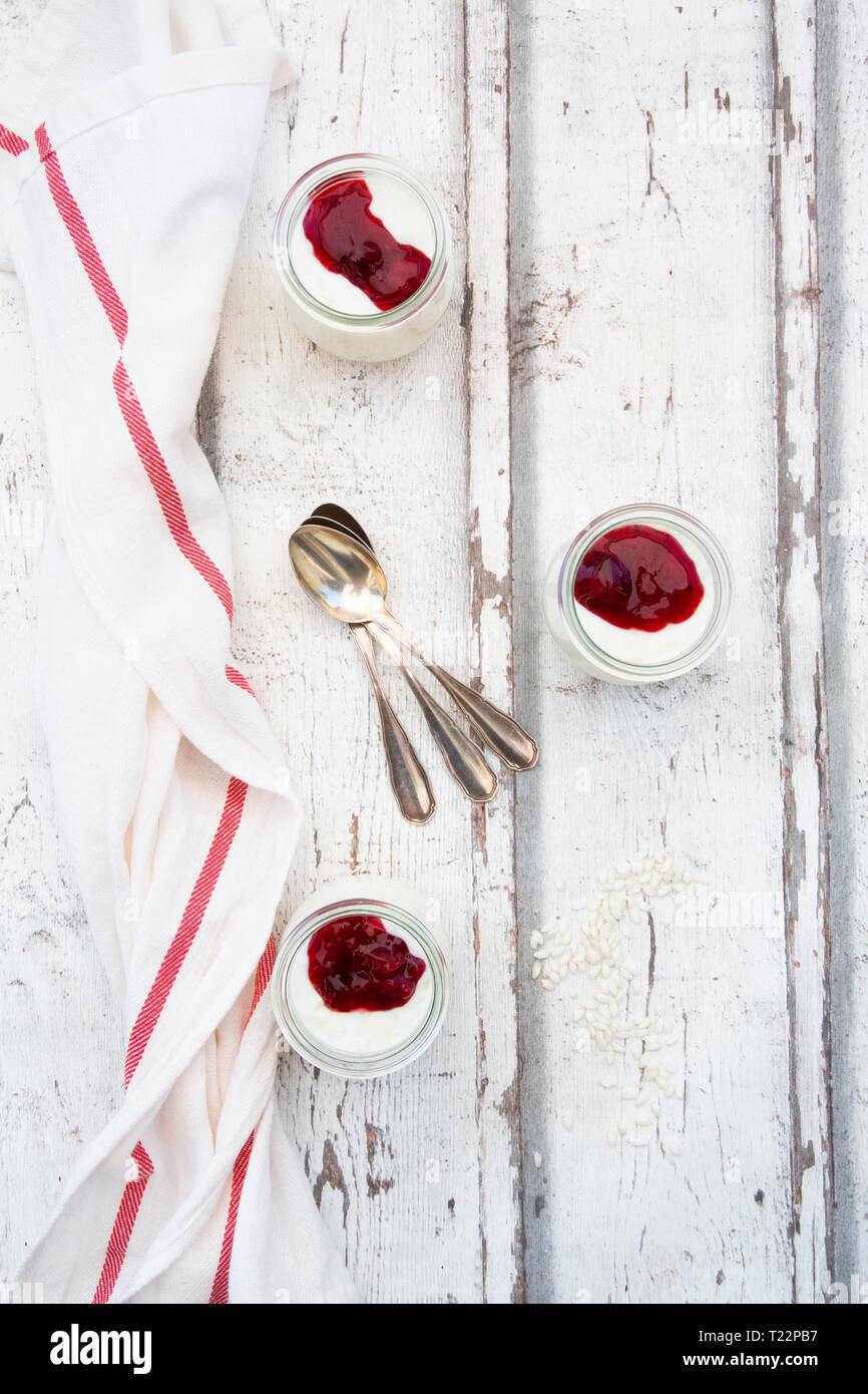 3 verres de riz au lait à la compote de Banque D'Images