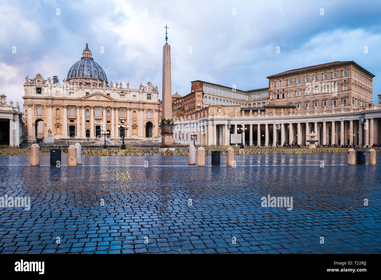Italie, Rome, vue de la Basilique Saint Pierre et la place Saint Pierre au Vatican Banque D'Images