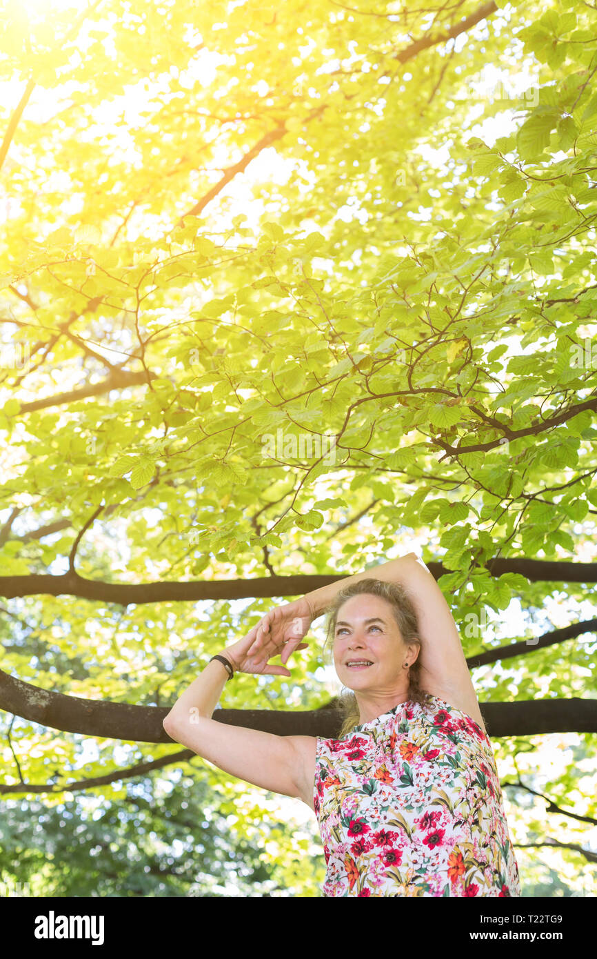 Portrait of young woman wearing contenu haut avec motif fleuri dans la nature Banque D'Images