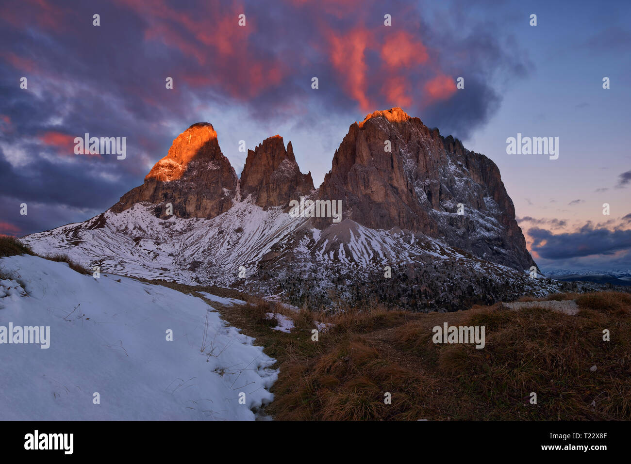 Les montagnes Langkofel (3181 m), Fünffingerspitze Grohmannspitze et au lever du soleil, à la fin de l'automne avec la première neige. Langkofel, Sassolungo, Dolomites, Dolom Banque D'Images