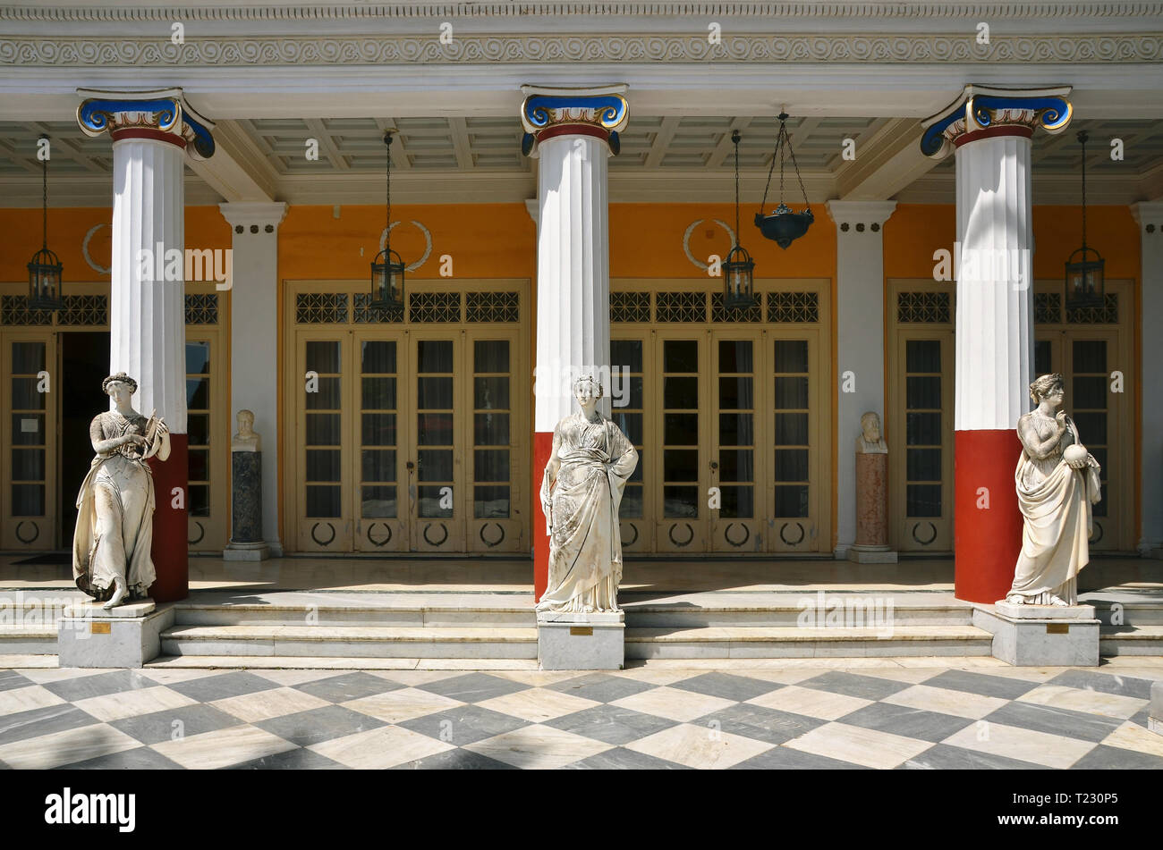 Muses de la mythologie grecque sur la terrasse de l'Achilleion Banque D'Images