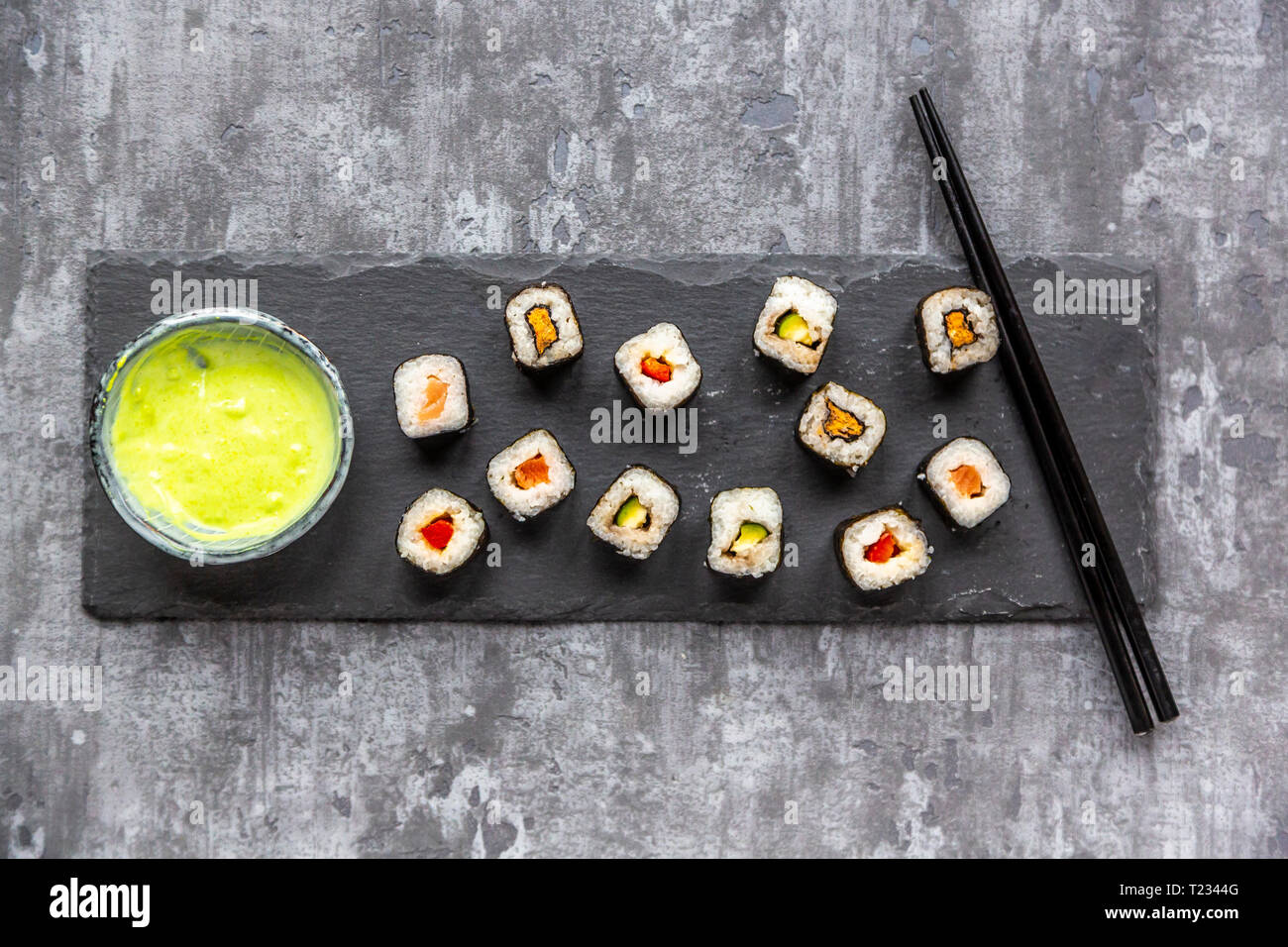 Sur slabe Sushi, wasabi plaque dans bol, baguettes Banque D'Images