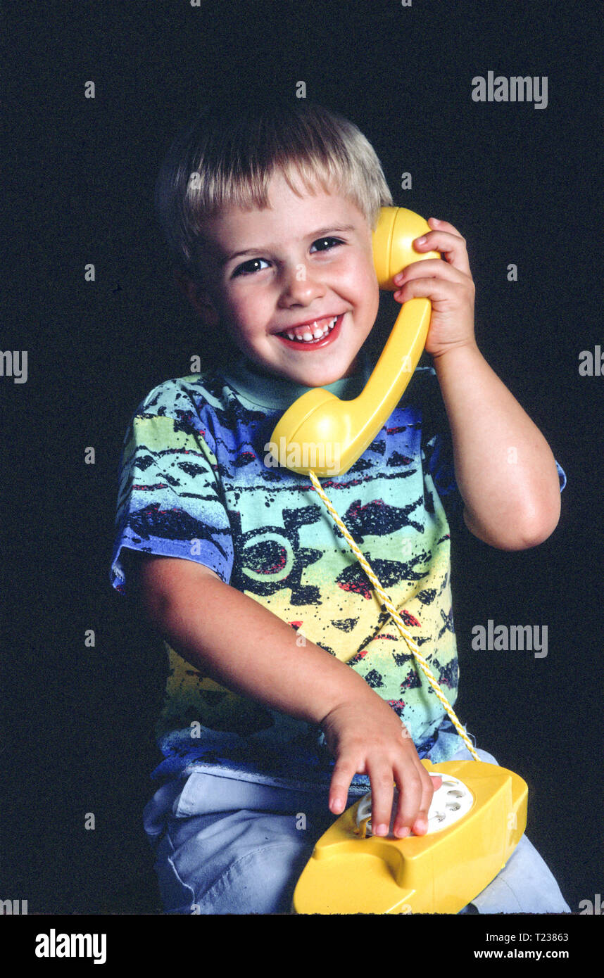 Boy talking on phone toy, USA Banque D'Images