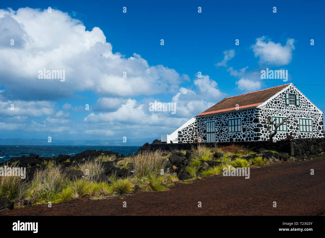 Portugal, Azores, île de Pico, maison en pierre de lave peint à Lajido Banque D'Images