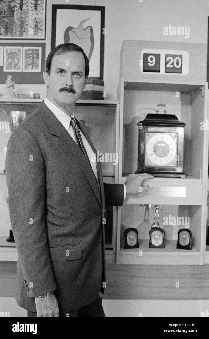 Dans le sens horaire (1986) John Cleese, Date : 1986 Banque D'Images