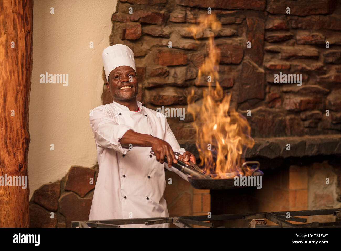 Cuisine Cuisine cuisinier souriant en gravure avec poêle Banque D'Images